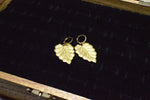 Cargar imagen en el visor de la galería, Dark Brass Leaf Earrings - We Love Brass
