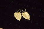 Cargar imagen en el visor de la galería, Dark Brass Leaf Earrings - We Love Brass
